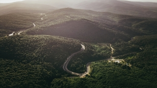 Domaniç Dağları’nın baharla yeşeren ormanları dronla görüntülendi