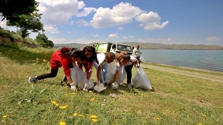 Elazığ’da öğrenciler ve kurum çalışanları Hazar Gölü kıyısında çöp topladı
