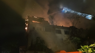 Pendik’te bir binanın çatısında çıkan yangın söndürüldü