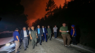 Bakanlar Kirişci ve Soylu, Marmaris’teki yangın bölgesinde havadan incelemelerde bulundu