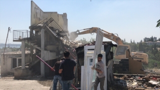 Adana’da kaçak yapılar iş makineleriyle yıkıldı
