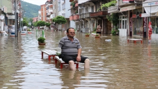 Zonguldak’ta sağanak nedeniyle Filyos Çayı taştı, ev ve iş yerlerini su bastı