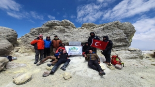 Türk dağcılar İran’daki Demavend Dağı’nın zirvesinde bayrak açtı