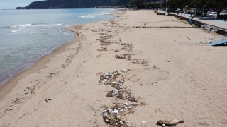 Bartın’da sel nedeniyle sürüklenen atıklar İnkumu sahilinde kirliliğe yol açtı
