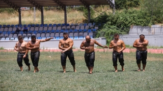 Kırkpınar’da güreşecek başpehlivanlar son yağlı antrenmanlarını Edirne’de yapıyor