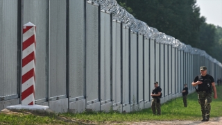 Polonya’nın göçmenlerin geçişini engellemek için Belarus sınırına inşa ettiği çelik duvar tamamlandı