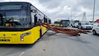 İstanbul’da tırdan sarkan demirler İETT otobüsüne çarptı