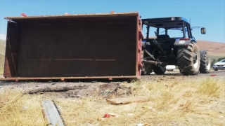 Sivas’ta traktör römorkunun devrildiği kazada 23 kişi yaralandı