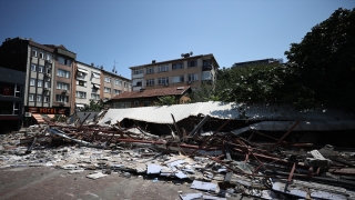 Bakırköy Belediyesince Zeytinlik’teki dükkanların yıkılması esnafın tepkisine neden oldu