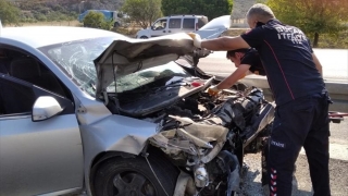 Burdur’da hafif ticari araçla otomobilin çarpıştığı kazada 4 kişi yaralandı