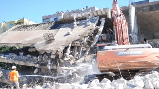 Maltepe’de 3 metruk bina iş makineleriyle yıkıldı