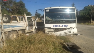 Konya’da servis midibüsü ile kamyonet çarpıştı, 17 işçi yaralandı