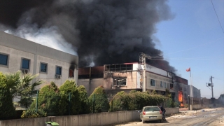 İzmir’de bir kozmetik fabrikasında yangın çıktı