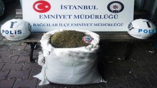 İstanbul’da polisten kaçan şüphelilerin motosikletinde 20 kilo 800 gram bonzai ele geçirildi