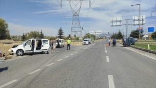 Konya’da ticari araç ile otomobilin çarpışması sonucu 4 kişi yaralandı