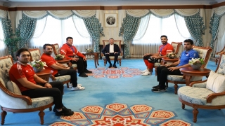 Cumhurbaşkanı Yardımcısı Oktay, milli güreşçiler Kayaalp ve Akgül’ü kabul etti