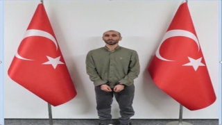 MİT, kırmızı bültenle aranan PKK/KCK mensubu Atilla Çiçek ve örgütün sözde sorumlularından Hüseyin Yıldırım’ı sınır hattındaki operasyonla yakalayarak Türkiye’ye getirdi.