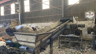 ”Ekonomi ve çöp krizinin” yaşandığı Lübnan’da fabrikasıyla 2 soruna çözüm üretiyor