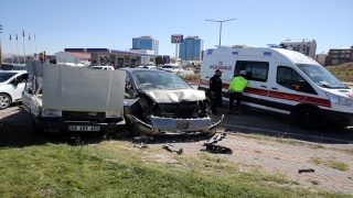 Sivas’ta iki otomobilin çarpıştığı kazada 3 kişi yaralandı