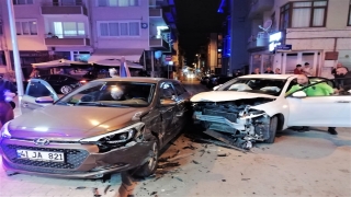 Kocaeli’de 2 otomobilin çarpıştığı kazada biri çocuk 3 kişi yaralandı
