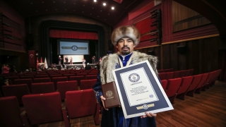 Kırgız Manasçı İsakov, 124 saat Manas okuyarak Guinness Rekorlar Kitabı’na girdi