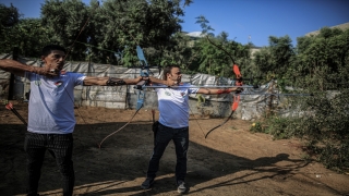 Filistinli iki genç, Gazze’deki kısıtlı imkanlarla olimpiyatlara uygun yay yapıyor 