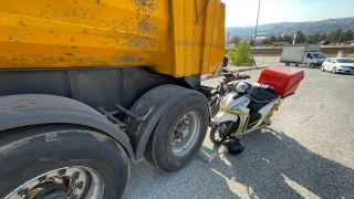 Karabük’te park halindeki dorseye çarpan motosikletli kurye yaralandı