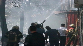 İzmir’de mobilya atölyesinde çıkan yangın hasara yol açtı