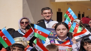 Azerbaycan’dan Kerkük’teki ilkokul öğrencilerine çanta ve kırtasiye desteği