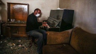 Azerbaycanlı Semedov, Gence’de yıkılan evinde piyanosunu çaldı