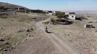 Su çıkmadığı için boşaltılan köyde 10 yıldır tek başına yaşıyor