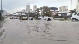 İstanbul'un bazı ilçelerinde yağmur ve dolu yağışı hayatı olumsuz etkiledi