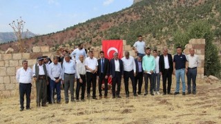 PKK’nın katlettiği yakınlarını saldırının gerçekleştiği eve Türk Bayrağı asarak andılar