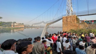Hindistan'da çöken köprüde can kaybı artıyor