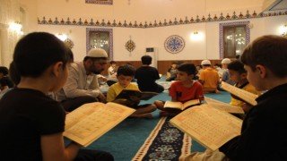Çocuklara camiyi sevdiren imamın yöntemi örnek oldu