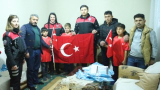 Bayrağa gönül veren Diyarbakırlı çocuklara polisten sürpriz