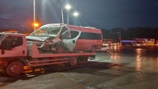 Ters şeritten yola giren İETT otobüsü minibüsle çarpıştı 14 yaralı