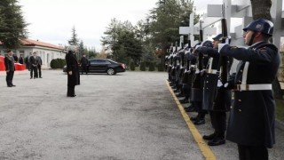 Türkiye’nin ilk başörtülü valisi Kübra Güran Yiğitbaş jandarmayı ziyaret etti!