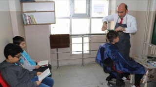  Kitap okuyan öğrencinin tıraşını okul müdürü yapıyor
