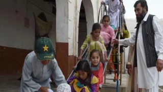 Pakistanlı doktor, 60’ıncı çocuğunu kucağına aldı