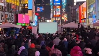 Binlerce Müslüman Times Meydanı’nda iftar yapıp teravih namazı kıldı