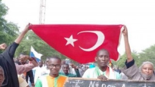 Nijer'de sömürge karşıtı göstericiler Türk bayrağı açtı