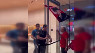 Apple mağazası Türk bayrağı asmayınca vatandaşlar astı