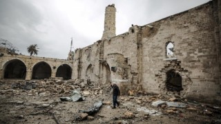 Terör devleti israil, Gazze'deki 14 asırlık Büyük Ömer Camii'ni yerle bir etti