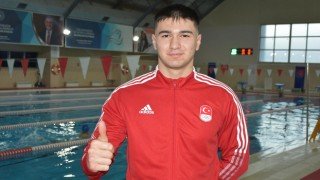 Milli sporcu Recep Hazar Kirez yeni madalyalar için kulaç atıyor