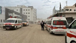 Terör devleti israil güçleri ambulansların anahtarlarını çalıyor