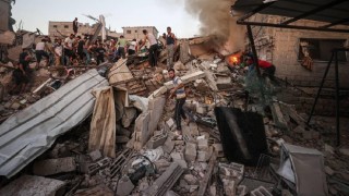 Terör devleti israil, yardım bekleyen Filistinlilere ateş açtı