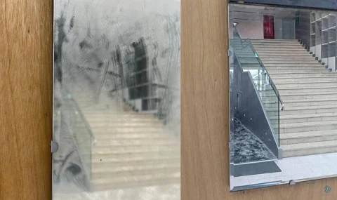 Temizlik görevlisi sanat eserini kirli ayna sanıp sildi