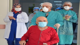 Kovid19 tedavisi sırasında kalbi iki kez duran 62 yaşındaki hasta taburcu edildi