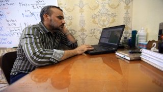 Iraklı öğretmen, ders videoları hazırlayarak Kovid19 günlerinde öğrencilerine destek oluyor